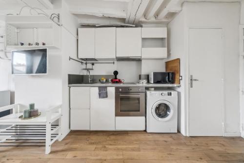 Kitchen, BnBNova - Le Louvre & Notre-Dame in Paris