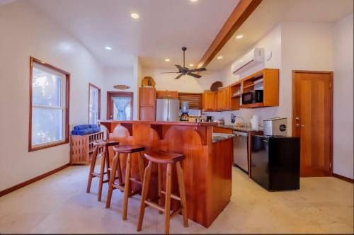Зовнішній вигляд готелю, Indigo Beach Homes 5A in Амбергріс Кей