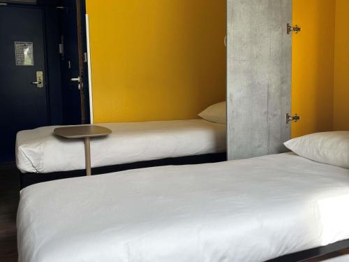 3 twin beds