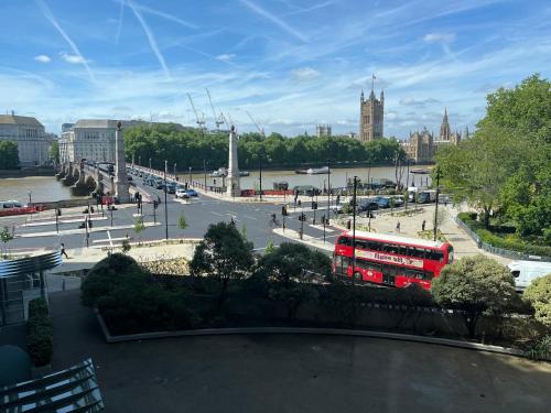 Luxury Designer Apartment River view of Parliament Westminster Big Ben. 2