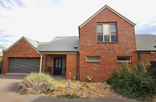 Thelma May 3BR Townhouse - Bendigo Thelma May 3BR Townhouse - Bendigo