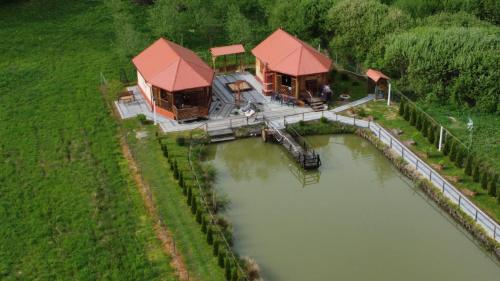 Viesnīcas āriene, Oaza pod lasem - domki wypoczynkowe in Ropienka
