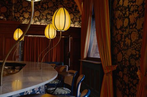 Ascot Hotel - image 26