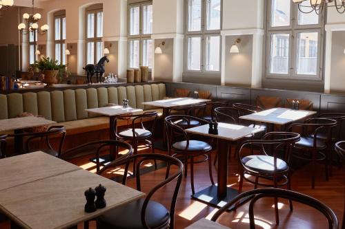 Ascot Hotel - image 34