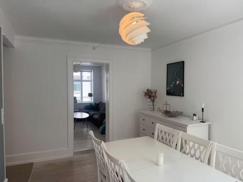 Modern Apt By The Lakes - image 7