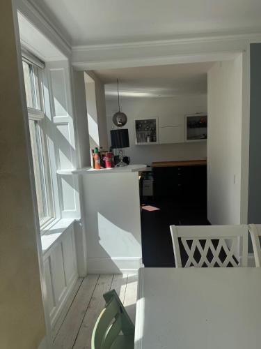 Modern Apt By The Lakes - image 10