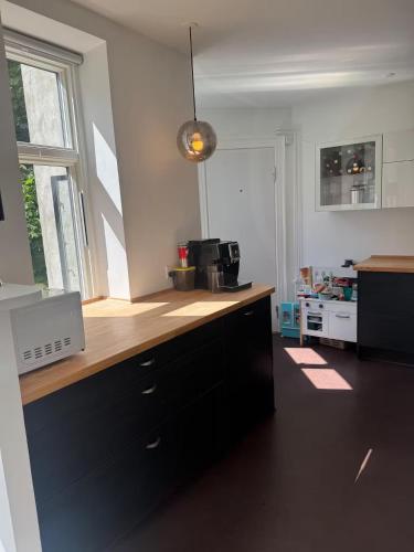 Modern Apt By The Lakes - image 14