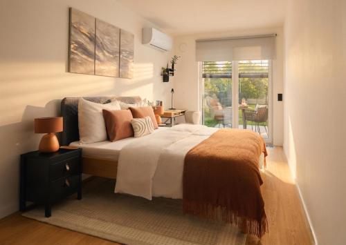Beta Home - Free Garage, Air Condition, Garden, at Metro, 2nd parking on request, Praha