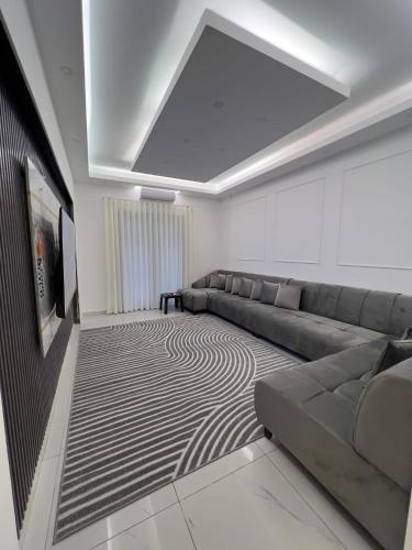 24 Stunden Strom Neu renovierte Wohnung mit Garten & Pool WLAN Verfügbar – khách sạn tại Hraiche