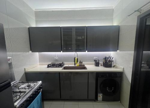 주방, 24 Stunden Strom Neu renovierte Wohnung mit Garten & Pool WLAN Verfügbar (24 Stunden Strom Neu renovierte Wohnung mit Garten & Pool WLAN Verfugbar) in 트리폴리