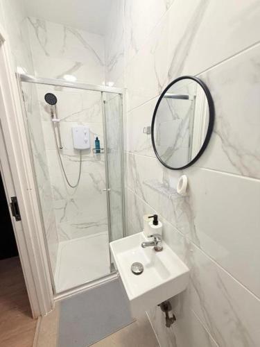 Peaceful 1 Bed by Emirates Stadium - image 4