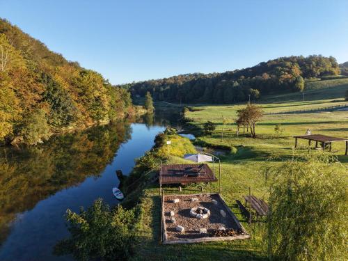 Dobra Vila I Riverside Cabin Retreat in Donje Pokuplje