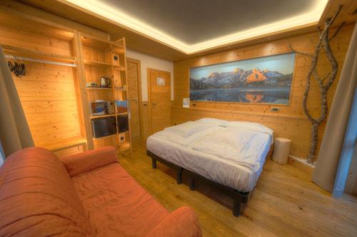 1 queen bed, 1 sofa bed