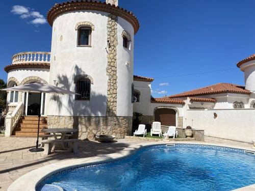 TH45 Villa Mediterránea con Piscina Privada en Miami Playa