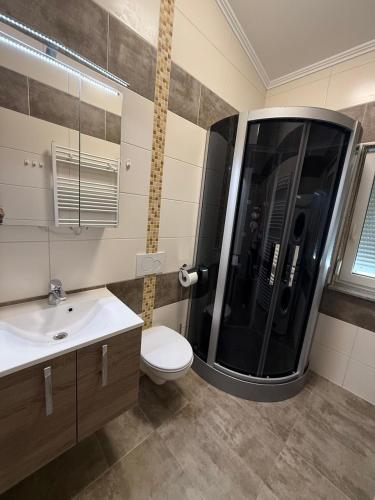 Bathroom, Zvizda Yacht Hostel Hamburg - Eigene Kuche & WLAN in Neugraben-Fischbek