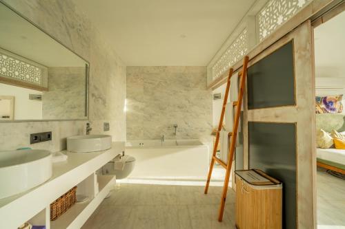 Mandalina Suites Room Type - Queen Suite with Spa Bath