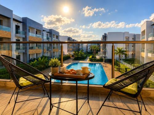 Sunny Apartment with Pool View & Terrace, Casablanca