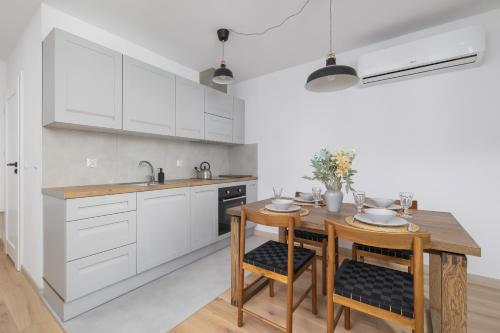 Bright Apartment in the Centre of Katowice by Noclegi Renters obrázok