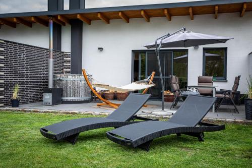 Dārzs, Familienfreundliche Ferienwohnung mit großem Garten, Spielplatz, privatem Badefass & Sauna in Vendišrica