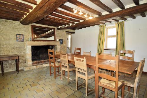 Iekārtas, Le Couvent, grande maison en pierre avec jardin in Mevēna