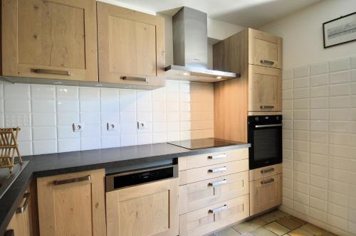 virtuve, Le Couvent, grande maison en pierre avec jardin in Mevēna