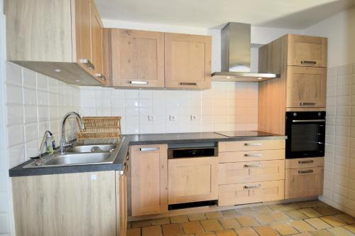 virtuve, Le Couvent, grande maison en pierre avec jardin in Mevēna