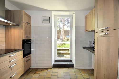 virtuve, Le Couvent, grande maison en pierre avec jardin in Mevēna