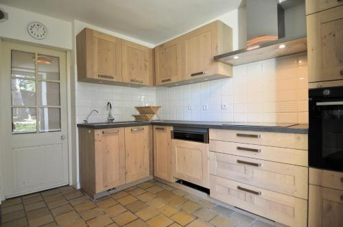 virtuve, Le Couvent, grande maison en pierre avec jardin in Mevēna