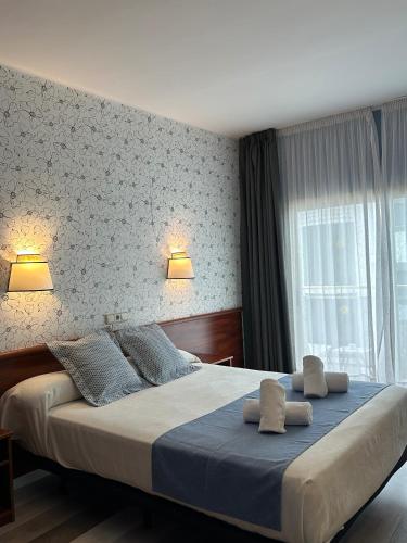 1 double bed, 1 twin bed