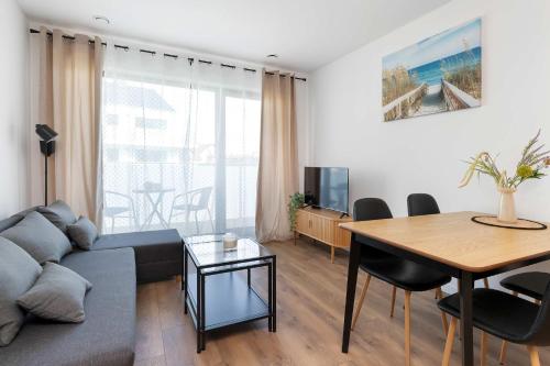 Jasny Apartament z Sypialnią i Balkonem by Noclegi Renters – khách sạn tại Chlapowo