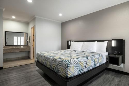 Motel 6-Anaheim CA - Convention Center - image 26