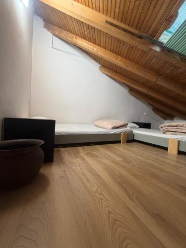 2 bedrooms, 4 beds