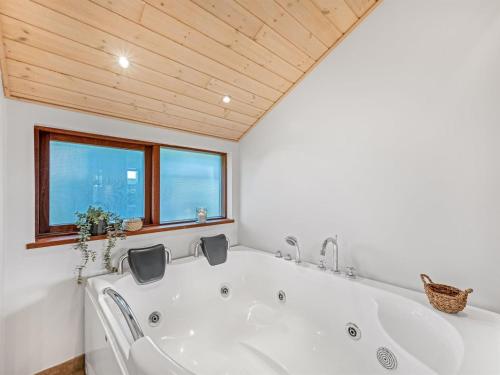 Bathroom, Holiday Home Tamara - 800m to the fjord by Interhome in Hemmet
