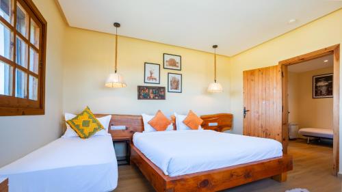 1 king bed, 2 twin beds
