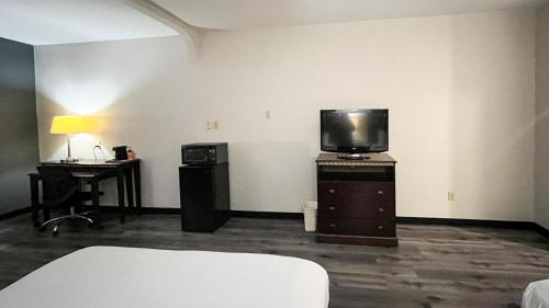 Quality Suites Houston North - Spring - Tap to explore photos