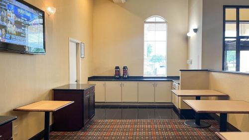 Quality Suites North - image 39