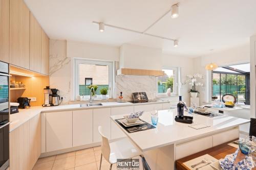 Küche, Villa Hoezee - 400m from the beach with garden & pétanque court (Villa Hoezee - 400m from the beach with garden & petanque court) in Bredene