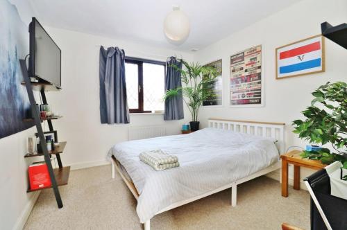 Centrally located coach house in Titchfield
