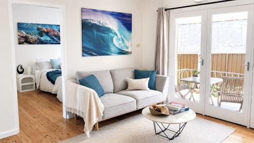 Central 2 Bedroom Apartment - Walk to Beach & CBD - Sleeps 5