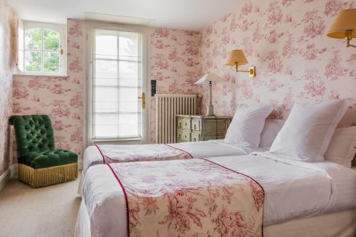 1 queen bed, 2 twin beds