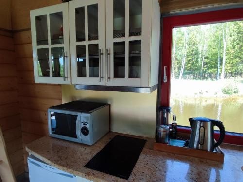 Lakefront cottage 10 min walk from Baltic Sea in Tuja