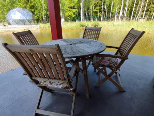 Erkély/terasz, Lakefront cottage 10 min walk from Baltic Sea in Tuja