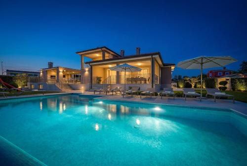 Villa Silvia for 10 people with infinity pool and large playground – khách sạn tại Baldasi