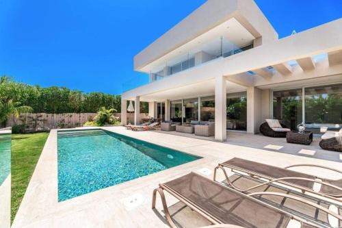 Luxurious 7-Bedroom Holiday House with Private Pool in Alicante