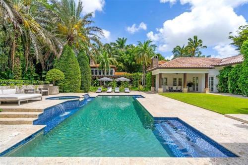 Luxurious 7-Bedroom House with Private Pool in Salou