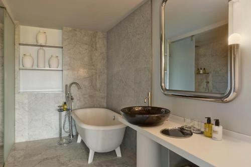 room detail thumbnail 2