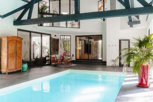 Villa d'architecte avec Piscine proche Paris gîte à louer La Bâte