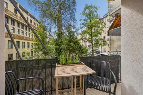 Central Elegant & Modern Apartment - image 2