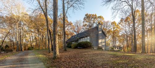 Designer 5-BR Estate in Leiper’s Fork - 4 King Beds & Peloton, Franklin