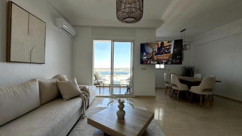 Luxurious 2 Bedrooms I Panoramic Sea View I Pool – khách sạn tại Mnar